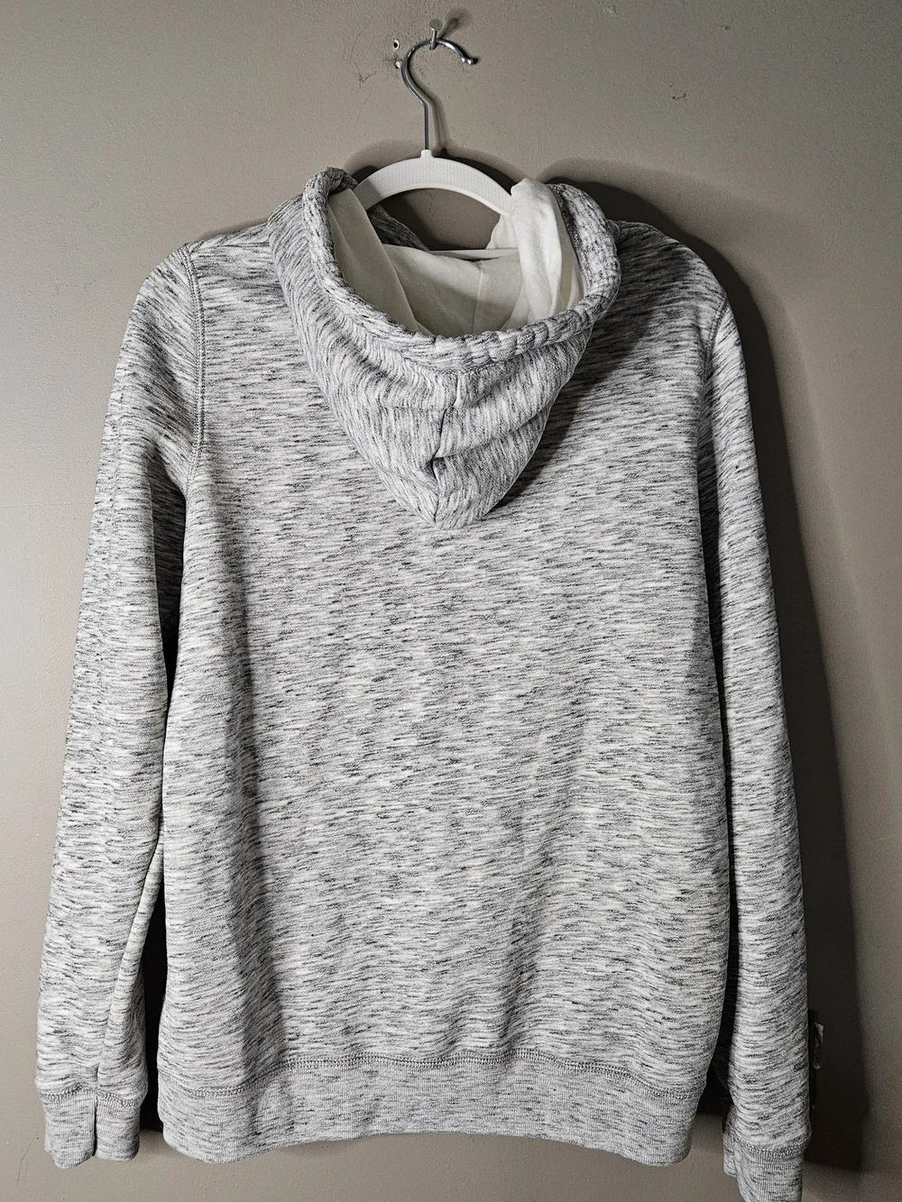 Hollister White Tag with Burg. Logo Ptp 20